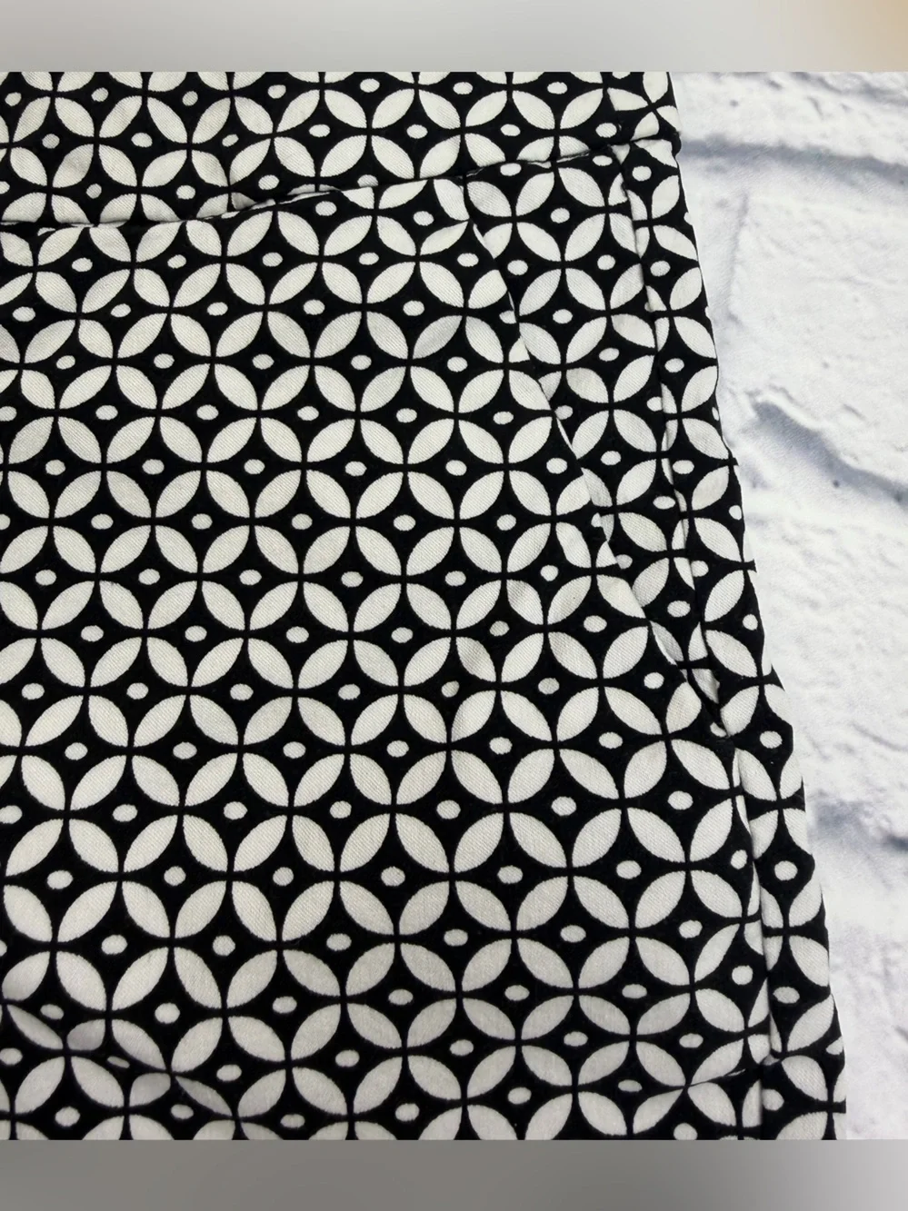 Black & White Geometric Scallop Hem Women's Shorts. Size Medium.